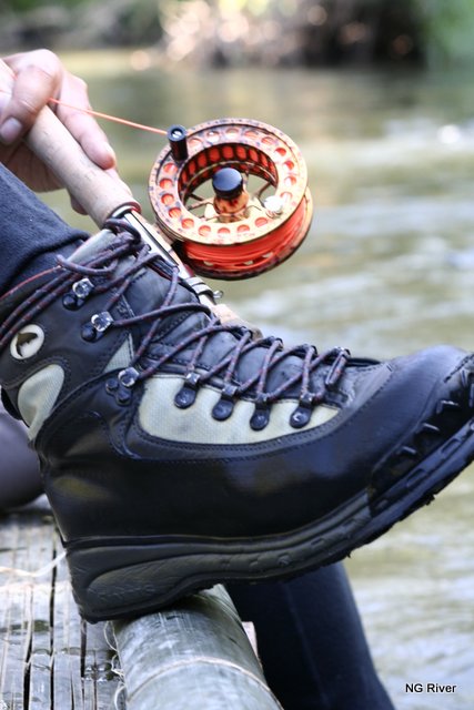 รองเท้า เป็นสิ่งที่สำคัญในการตกปลา จะช้วยในการเดินและทำให้ไม่ลื่นในเวลาเดินหรือยื่นในน้ำ (รองเท้าต้อ