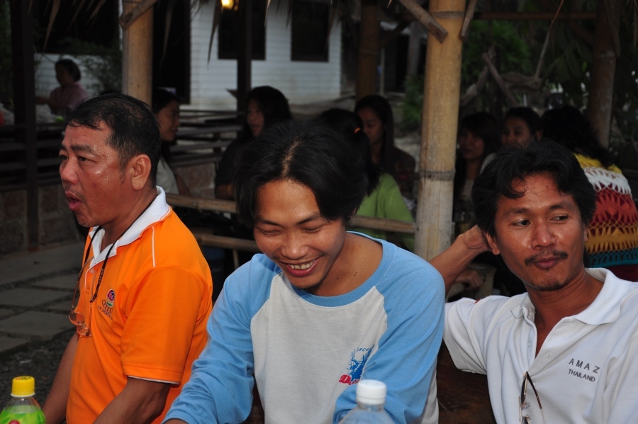 สามหนุ่มเนื้อทอง ยังหลงเนื้อย่างอยู่ไม่ลุกไปไหน :laughing: :laughing: