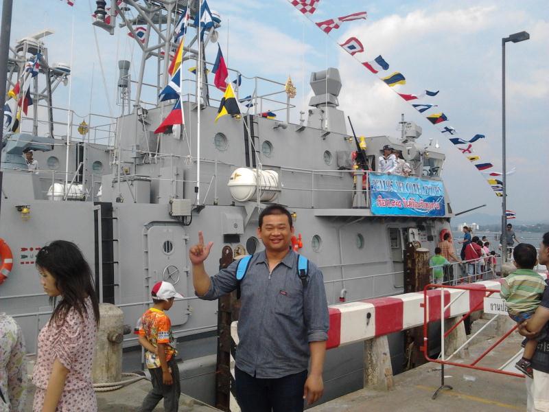 มาถึงท่าเรือเกาะลอยศรีราชาแล้ว คนขับรถก็วนหาที่จอดกันส่วนคนว่างก็ถ่ายรูปเล่นงานวันเด็กไป :smile: