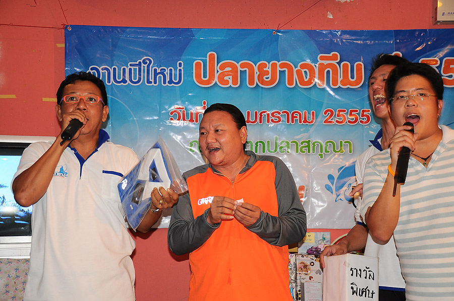 [b]เอ้า หยุดจับของขวัญก่อน แจกรางวัลพิเศษ ดีก่าครับ อิอิ เชิญ น้าหรั่ง มาจับแจกเลยครับ เสื้อGET IT ค