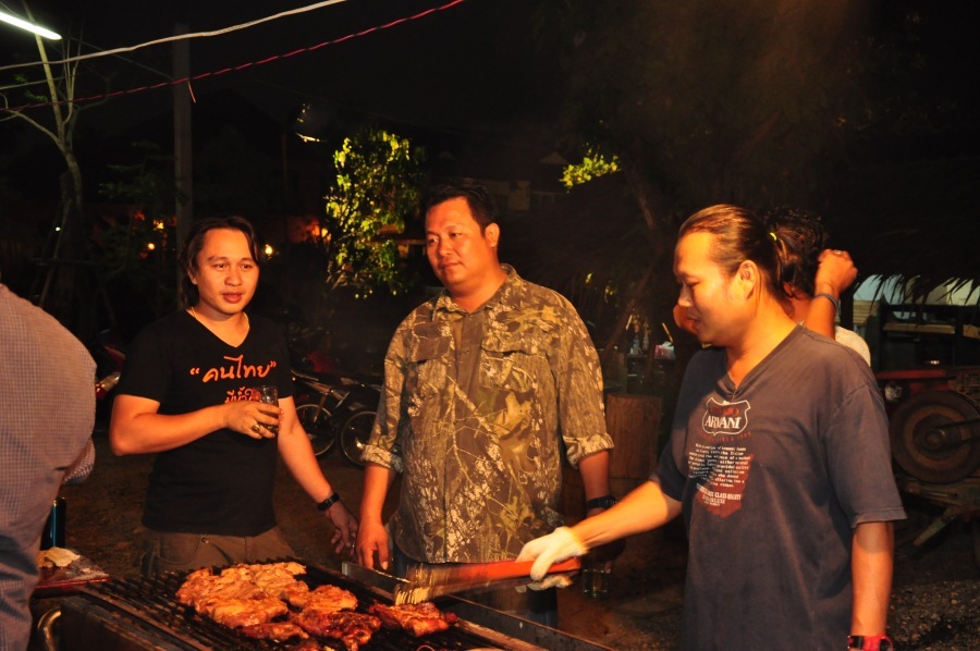 ยังย่างกันไม่เลิกครับ หมู1ตัน เนื้อ1ตัน น้ำจิ้ม3ถ้วย :laughing: :laughing: :laughing: