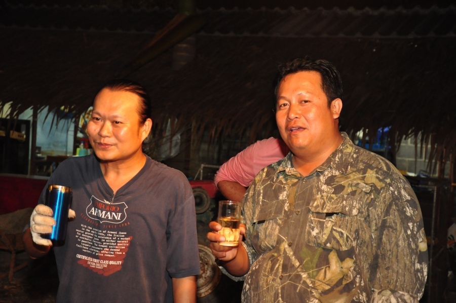 มือปิ้งย่างก็ดื่มตลอด สังเกตุดิที่ย่างดำทั้งน้านนนนนน :laughing: