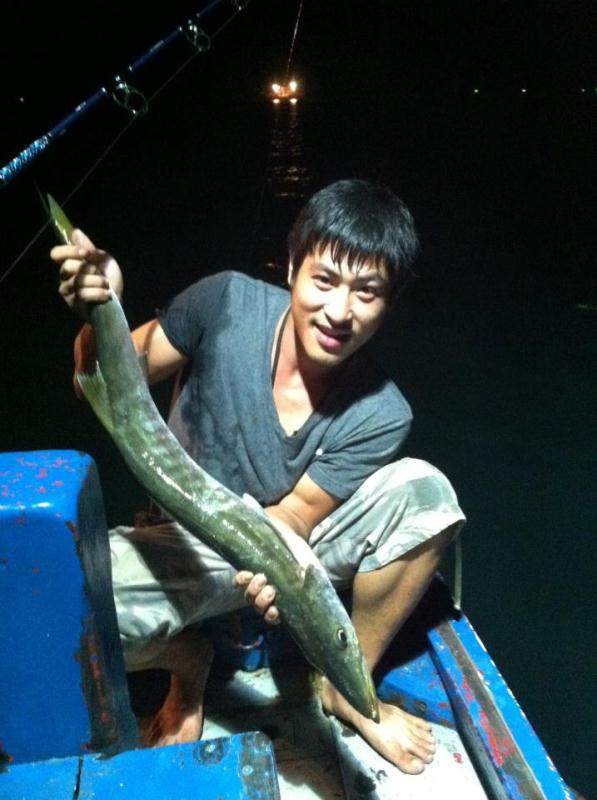ทุกคนบ่นหิวข้าว แต่กับข้าวไม่มีเพราะไม่ได้ซื้อกันมา โชคดีที่เพื่อนได้ไอ้สากเหลืองมาต่อชีวิตไว้ :umh: