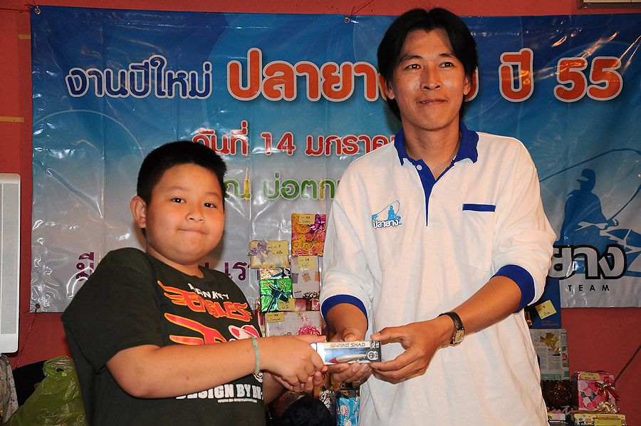 [b]รางวัลพิเศษนี้ ได้รับมาจาก น้าสกลชัย ครับ เป็นเหยื่อ sinking shad 70 ครับ 
และผู้ที่ได้ไปก็คือ น