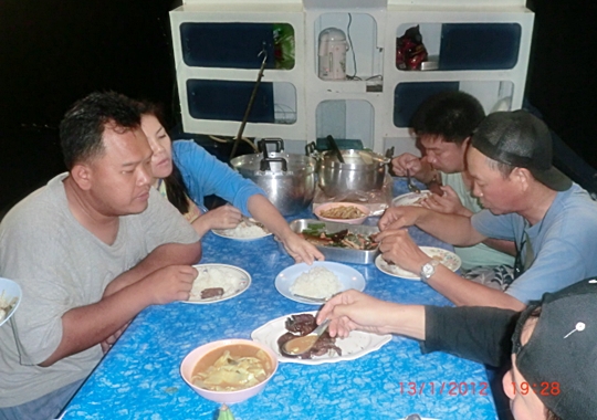 ทุกคนเลยพักกินข้าวมื้อค่ำกันอย่างอเร็ดอร่อย ส่วนผมเริ่มเมามากขึ้น เลยฝืนกินข้าวและกินยาช่วย :spineye
