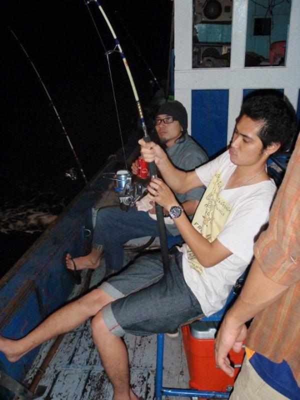 ผมนั่งคุยกับเพื่อนเก็ทอยุ่ก็เห็นคันเบ็ดของเค้าข้างหลัง ค่อยๆงอ งอ งอ ลงเหมือนติดตอติดสวะ แล้วรอกก็ดั