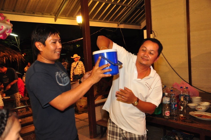 ต่อไปเป็นเวลาของการจับสลากครับ โดยพี่เอ๋ให้เกียรติแจกคนแรกครับ :grin: