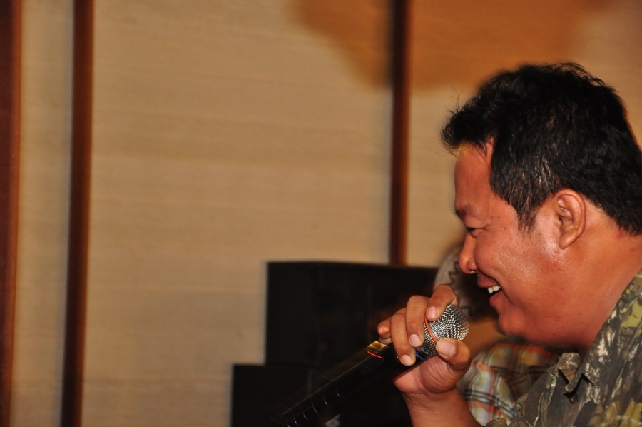 มาแล้วครับหนุ่มนักร้อง อ้วนกลมคนที่1 :laughing: