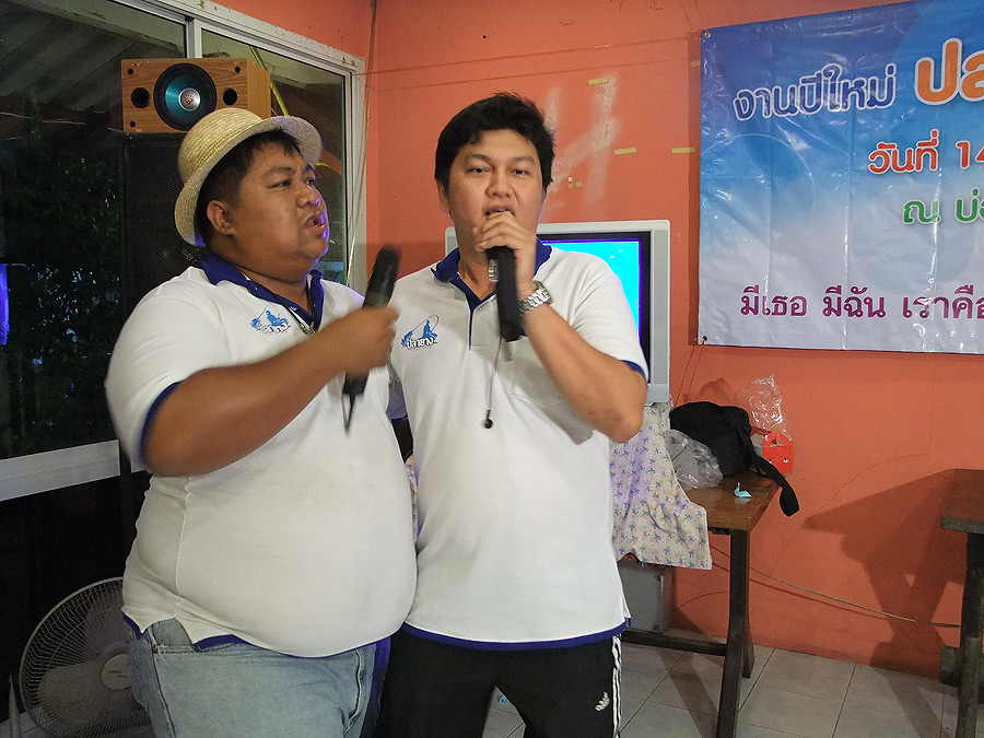 [b]ไหนๆก็ร่วม บริจาคของแล้ว งั๊นมาร่วมร้องเพลง ด้วยกันซักเพลงครับ อิอิ[/b]
:music: :music: :music: 