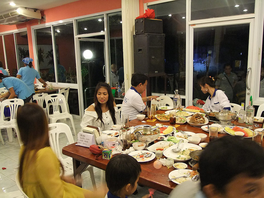 [b]บรรยากาศ ตอนท้ายๆครับ เริ่มรวมโต๊ะ แล้วครับ อิอิ[/b]
:laughing: :laughing: :laughing: :laughing:
