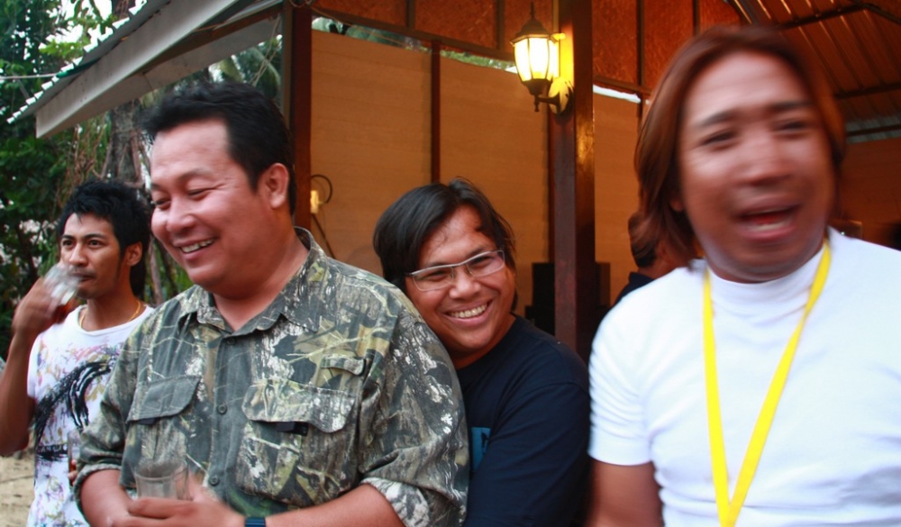 ภาพนี้เรียกว่า  [b]แทงข้างหลัง[/b]  :laughing: :laughing: :laughing: