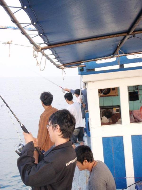 ท้ายเรือก็โดนครับแต่สุดท้ายมุดหินขาดไปน่าเสียดาย :cry: