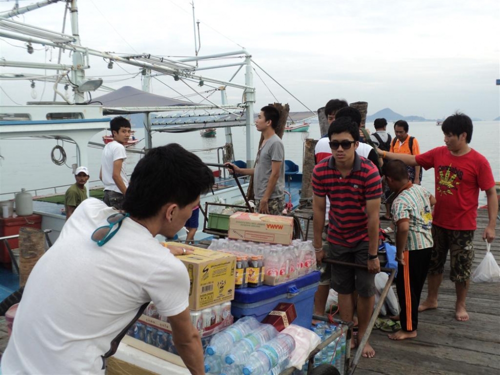 เรือมาแล้วก็ขนลงเรือครับ
ดูจากเสบียงแล้วคนที่เคยดูฉบับท่าเรือทุ่งโปรง คงจะรู้ว่าเราตกปลาเอาสนุก เพร