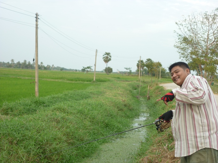 ผมยืน "เวทนา" ตัวเองมีแต่ตัวแค่นี้ :grin: