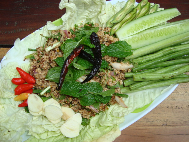  [b]เสร็จและ โรยหน้าด้วยใบสาระแน กระเทียมซอย ลูกโดด จัดแต่ง พร้อมผักแกล้มตามชอบ เป็นอันเสร็จ[/b]