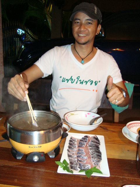  [b]จุ่มแซ่บเป็นเมนูหลักของร้านอยู่แล้ว แค่เอาเนื้อปลาชะโดที่ได้มาแร่จุ่ม จิ้มกับแจ่ว ก็อร่อยมากๆแล้