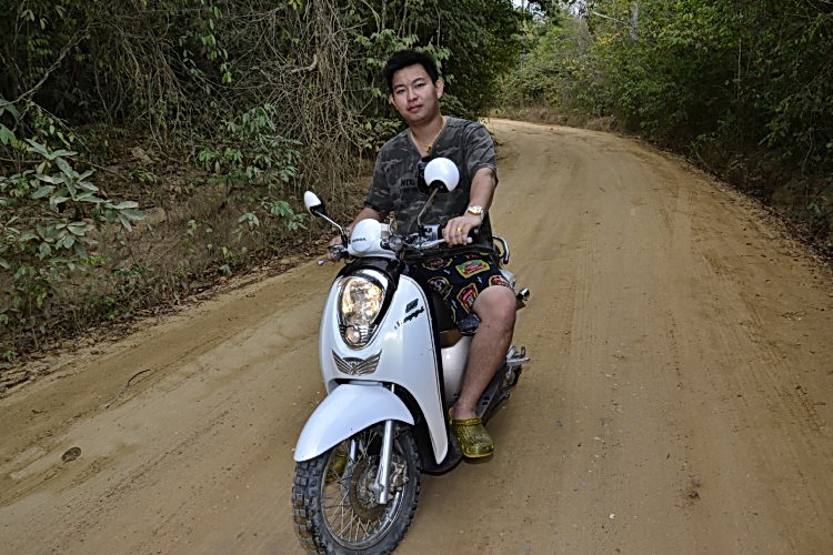 ตอนมาไม่มีภาพให้ดูเอาตอนขันรถเล่นมาให้ดู

นี่ทางยังเรียบนะ ถ้าที่อื่น แย่กว่านี้ 4-5 เท่า

กระเด