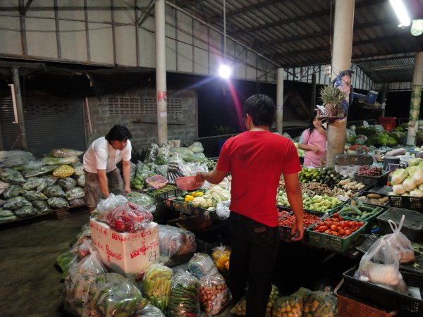 ชื้อของที่ทองผาภูมิ ก็ประมาณตี 3 นิด ๆ ตลาดยังไม่เปิดร้านใหนมาก็ชื้อเลย