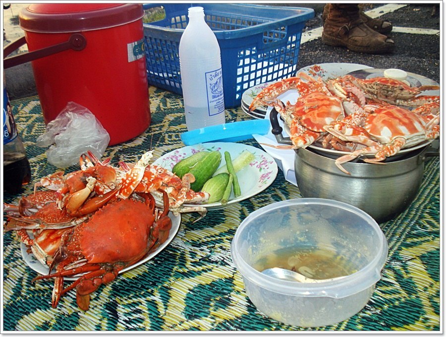  [b]ปูดำ ตัวนั้น...ติดอวนเมื่อ 20 นาทีก่อนนี้

และโดนหิ้วไปลงหม้อ...เพื่อ ปาก-ท้อง [/b] :cheer: :c
