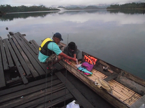 น้าโอ๊ตกับน้าบอลรีบจัดข้าวของลงเรือก่อนเลย :laughing: :laughing: :laughing: :laughing: