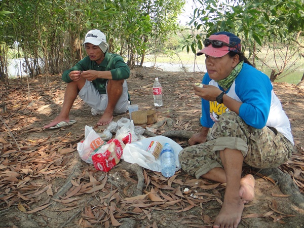 

      เอ็งไปเอาไข่ต้มที่ไหนมากินอ่ะ  ข้าเห็นมีแต่ไข่ดิบ...

ก็ของไต๋สางัย..เขาให้กิน :laughing
