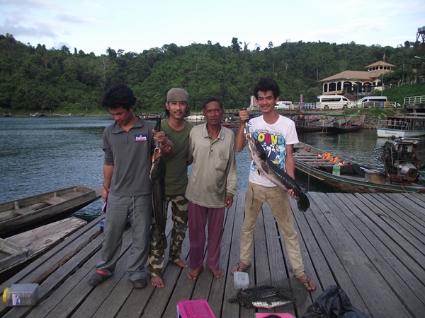 ถ่ายรูปรวมกะไต๋คนเก่งขอยกให้ลุงเพ็งแห่งเชี่ยวหลานครับขยันจริงๆครับ :cheer: :cheer: :cheer: :cheer: