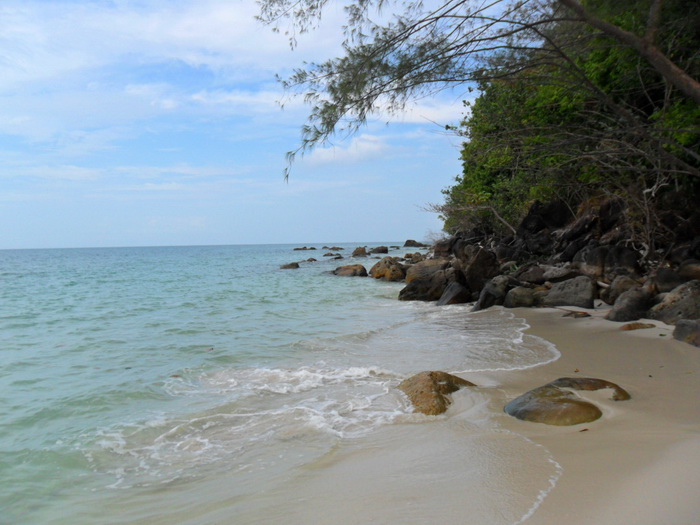 


พวกเราก็เดิน  เลาะชายหาดมาไกล  พอสมควร    :cool:


 ก็ถึง  กองหินชายหาด กองแรก    :love: :l