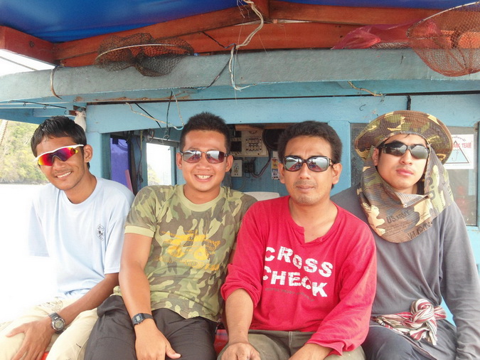 ทีมนี้  ขับสิบล้อครับ  แว่นดำทั้งทีม....55555 :cool: :cool: :cool: :cool: :cool: :cool: :cool: :cool