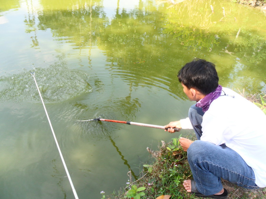 วุดดี้ ตักดีๆเด้อ ตกปลาไม่ได้มาช่วยตักปลาซะเลย 
 :love: :love: :love: