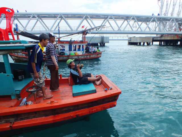 +เรือข้างๆก็ไม่แพ้เหมือนกัน ตะโกนว่าใหญ่โวยใหญ่โวยๆๆๆ :cheer: :cheer: :cheer: :cheer: