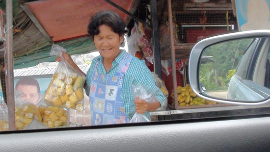 ขอแวะซื้อข้าวโพดให้อาหารลิงก่อนนะอุดหนุนชาวบ้านให้ได้มีรายได้พึ่งพาตนเองได้