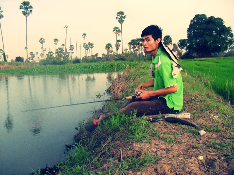 ฉันนั่งตกปลาอยู่ริมตลิ่ง*