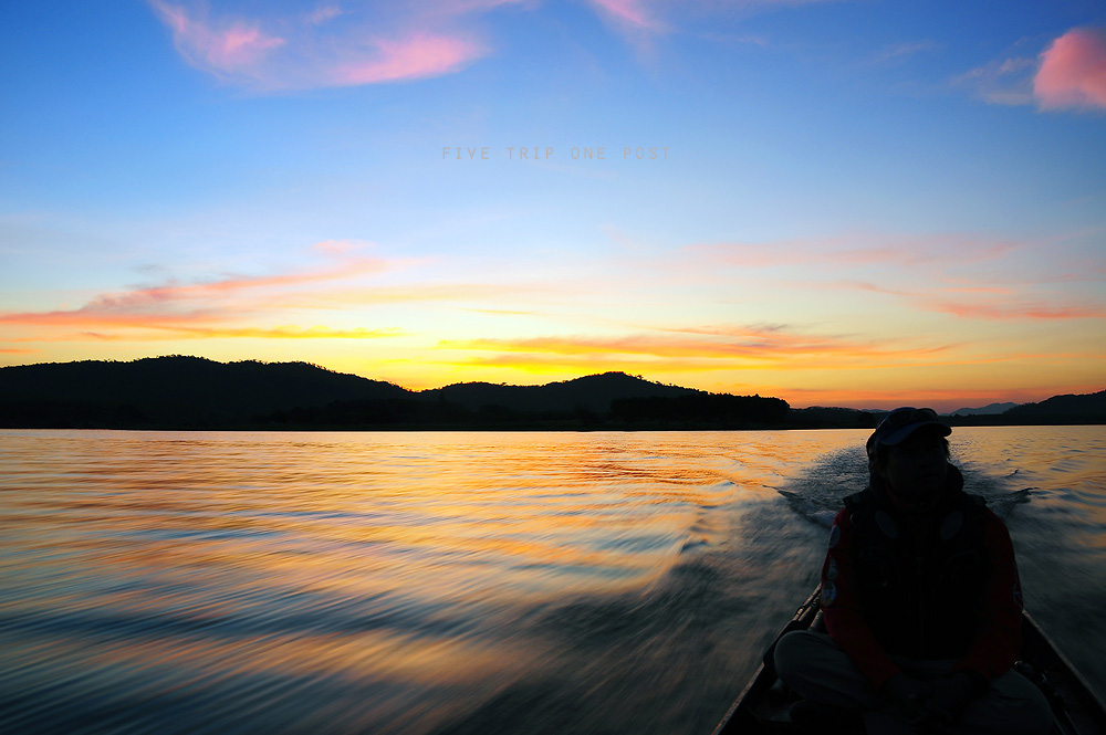 เข้าหมายสุดท้า เงียบครับ

ตัดสินใจชวนพี่จิตรกลับ

แสงเย็นๆกดตอนนั่งเรือกลับ :grin: