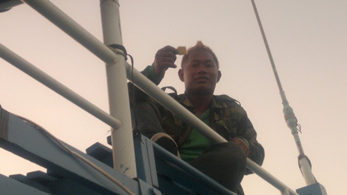   ขึ้นดาดฟ้าเรือดูเหตุกาณ์ครับ