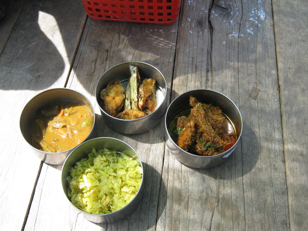 กับข้าวมื้อเที่ยงครับผม  :cheer: