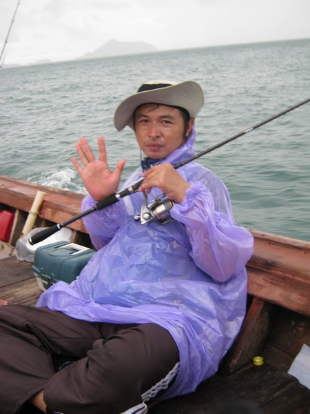 ยอมน้องมันครับน้าๆเหนื่อยมากๆครับ เช้าฝน สายแดด บ่ายคลื่น เย็นฝนอีก เล่นซะผม น่วมเลยครับ  :cheer: