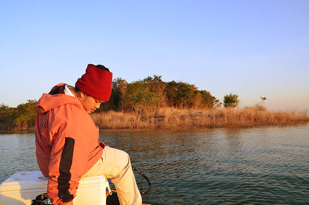 วันนี้ผมอยู่ท้ายเรือครับ หัวเรือให้เสี่ยเค้าอยู่ ที่จริงผมบังคับมอเตอร์ไกด์แบบฟุตคอนโทลไม่ถนัด(มากๆ)