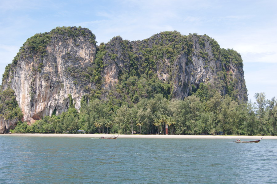 พร้อมแล้ว ไป กัน เลย  >>>>>>>>>  หินมาเลย์

หาดยาว  ถ่ายบนเรือ 