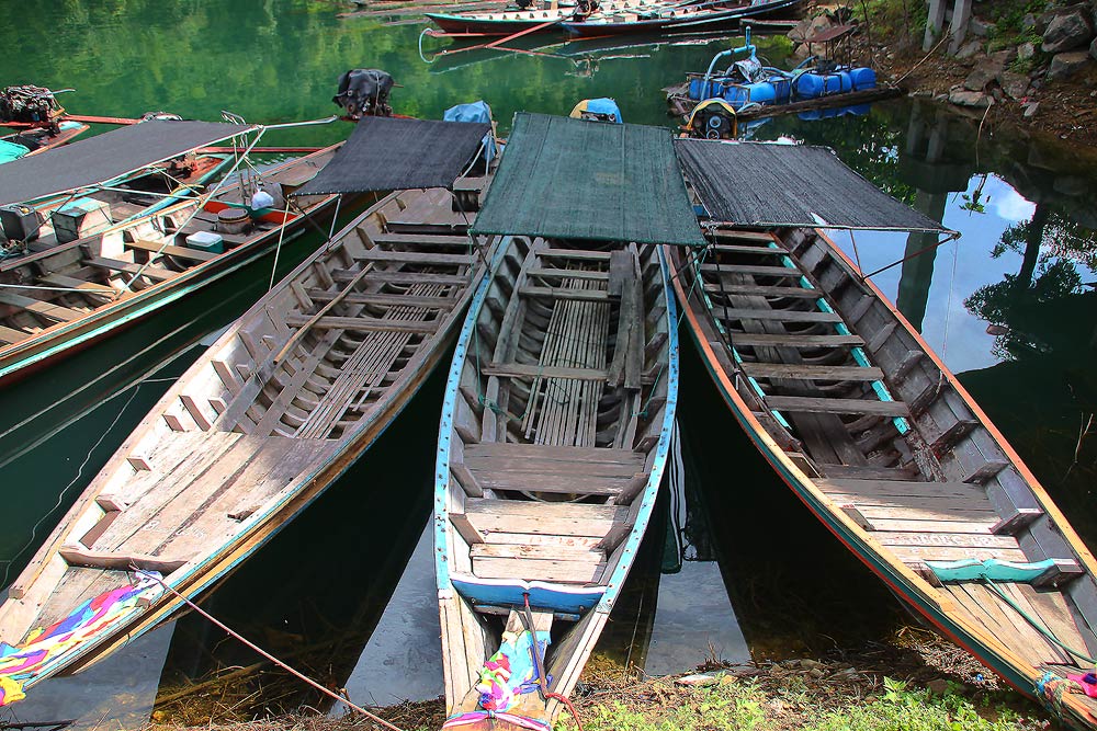 ลงรถตู้ก็ถึงท่าเรือแล้ว เก็บบรรยากาศได้นิดหน่อยเอง กับภาพคุ้นตาของน้าๆ ที่มาประจำๆ อิอิ :grin: