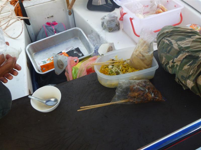 กินข้าวเช้ากันก่อนดีกว่าคับบบ จะได้มีแรง ขอแม่ย่านางไว้แล้ว เผื่อแม่เขาให้:laughing: :laughing:
