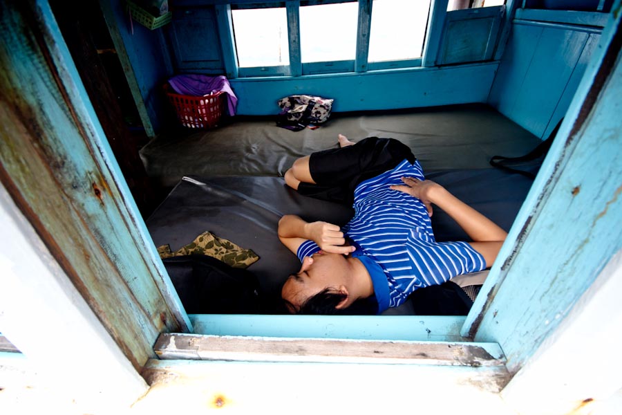  [b]ช่างภาพคอนโทรลไม่อยู่ครับ นอนได้ทุกเมื่อ ถ้าเรือโคลง[/b] :laughing: :laughing: :laughing: