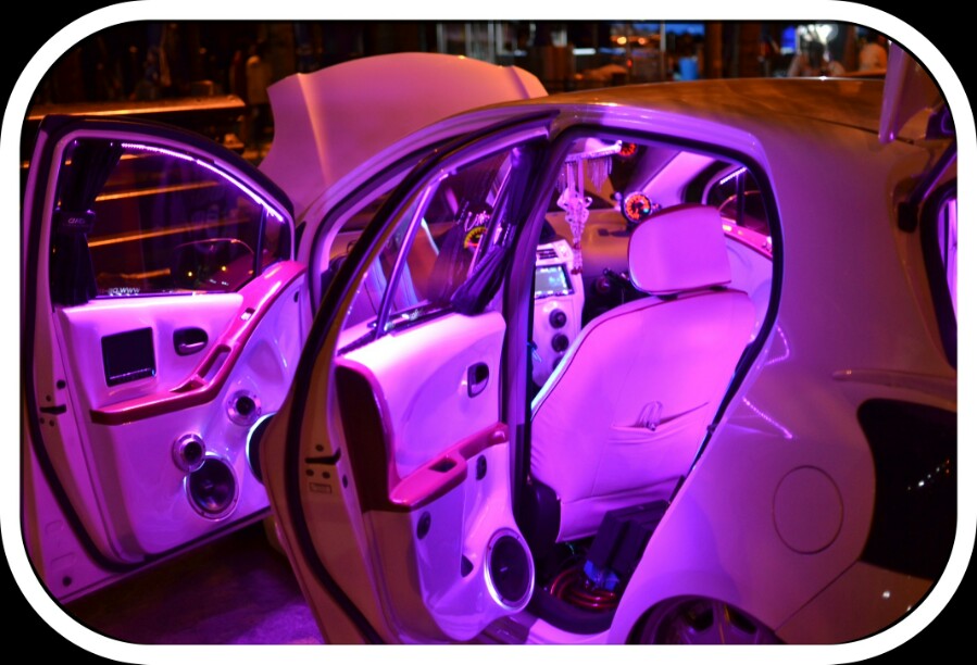 D3100 / AF-S DX Nikkor 35mm f/1.8G
VIVID Speed1/20 ISO400 f1.8 No Flash
รถสวยครับจอดอยู่ริมถนน เดิ