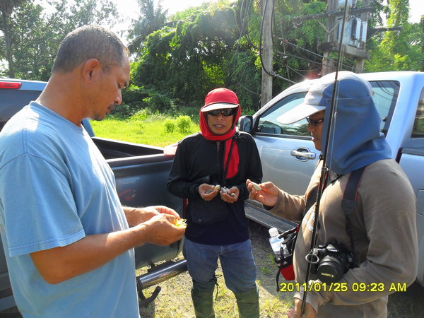 นี่พี่ออ๊ดเจ้าของบ้านผู้มาต้อนรับ ปลาอาจจะไม่เยอะแต่น้ำใจยังกะน้ำที่ท่วม กทม.เลย อิอิ. :cheer: :chee