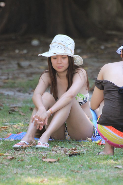 อันนี้ฝากพี่เจี๊ยบ

ผมเห็นเค้านั่ง กินส้มตำอยู่  ก็เลยถ่ายมาให้  :smile:
