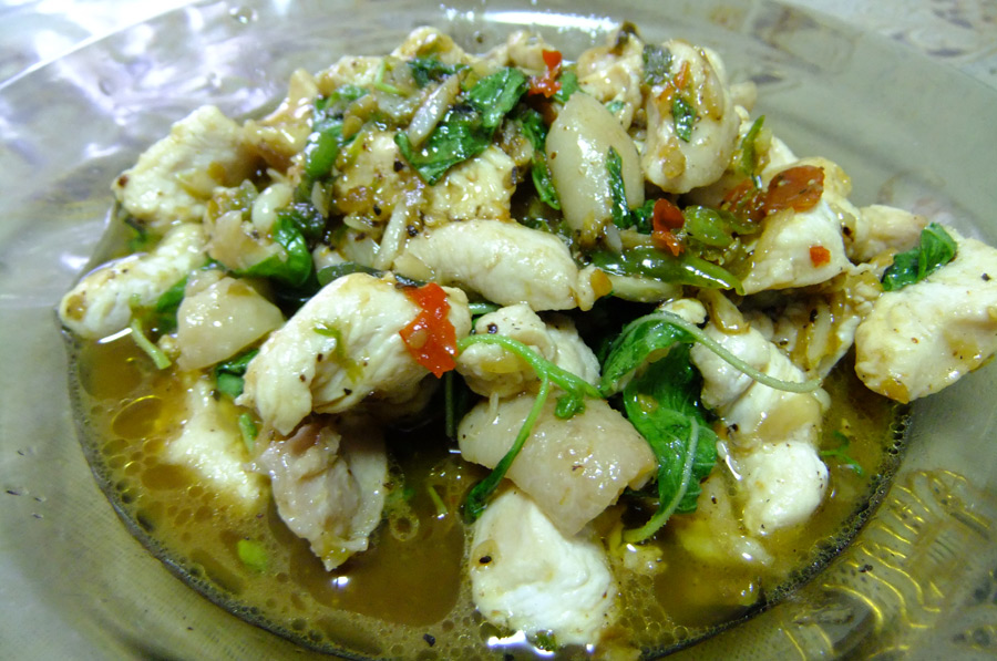  [b]เมนูจากไก่บ้านแช่แข็งที่เหลือไว้ครับ ค่อยๆงัดของสดออกมากินครับ จานนี้กินได้ 2 คน 2 มื้อครับ ยามน