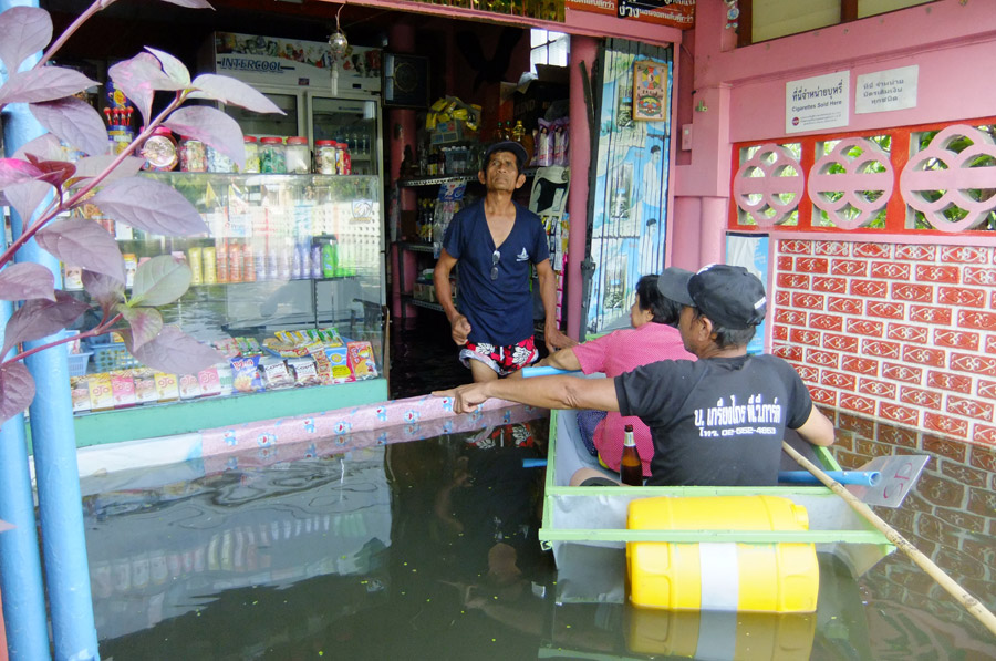  [b]     ถึงร้านค้าครับ บรรยากาศเหมือนตลาดน้ำเมืองเวนิส(ไม่เคยไป)[/b] :laughing: :laughing: :laughin
