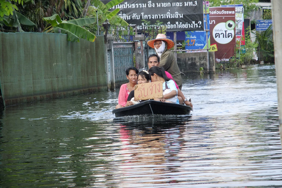  [b]เรือแท็กซี่วิ่งกันเต็มไปหมด เรื่องราคาไม่แน่ใจเหมือนกัน เพราะมียานยนต์กำลังแขนที่สมรรถนะอยู่แล้ว