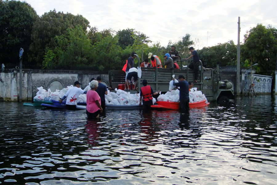  [b]    บริษัทเครือซีเมนต์ไทยเข้ามาแจกถุงยังชีพ    [/b]