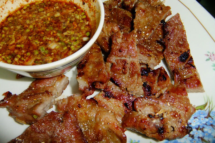  [b]  เลยได้เมนูพิเศษ หมูย่างหอมกับน้ำจิ้มแจ่ว       [/b]