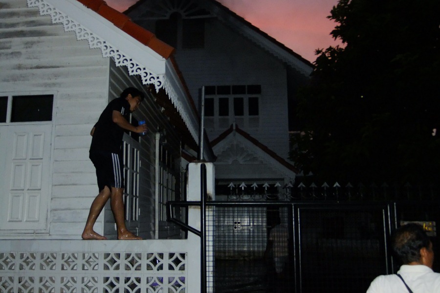  [b]หลังนี้เจ้าของบ้านไม่อยู่ครับ ชาวบ้านรอบๆบางคนก็แบกถังดับเพลิงมาจากท้ายซอย บางคนก็ถือถัง บางคนก็